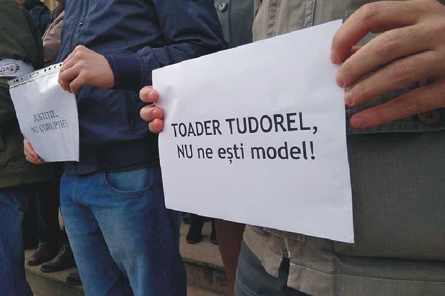 Se cere demisia de onoare a rectorului Tudorel Toader. foto: Liga Studenților Iași