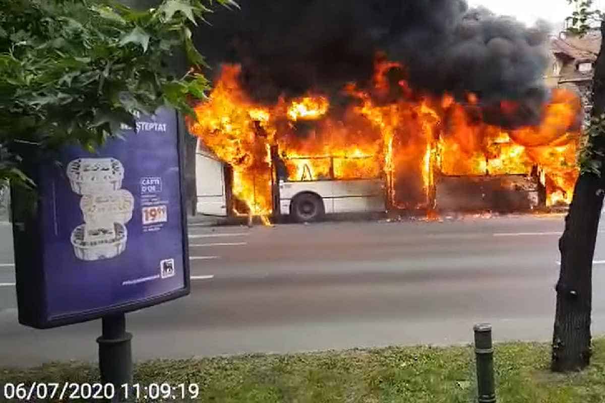 Troleibuzul distrus de incendiu era pe linia 86 și se deplasa pe Bdul. Lascăr Catargiu, spre Gara de Nord.