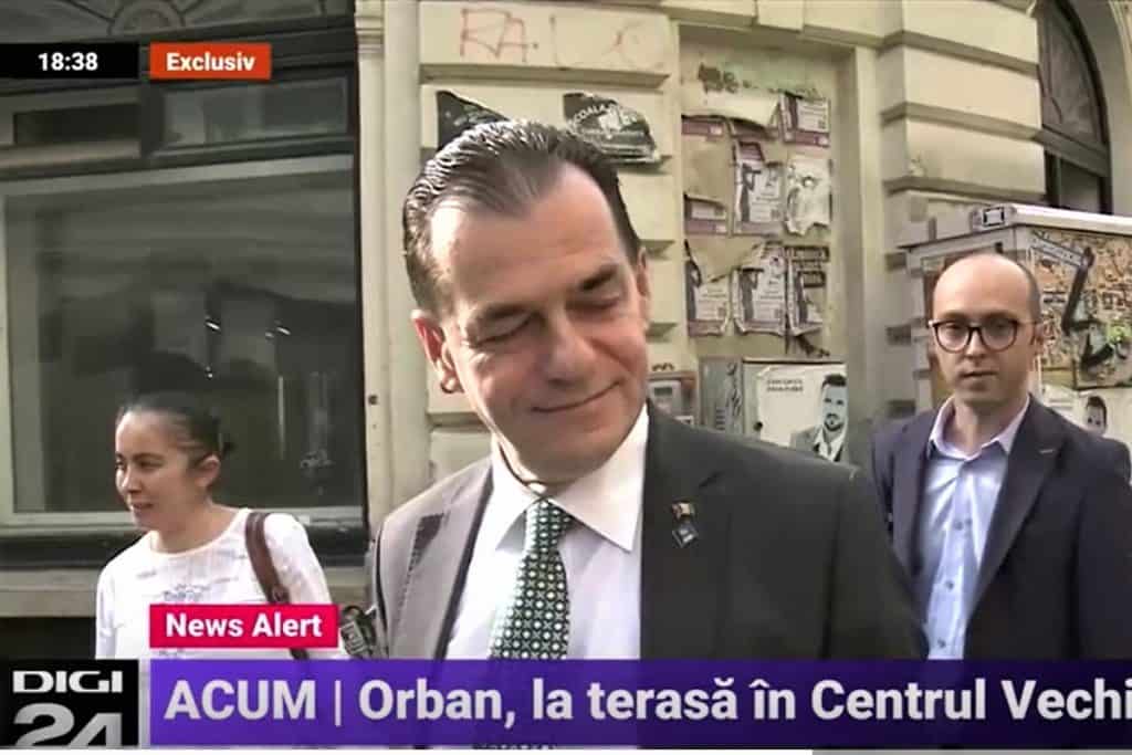Noi poze virale cu Orban la terasă, în Centrul Vechi. Cu cine era la masă! foto - captură video Digi24
