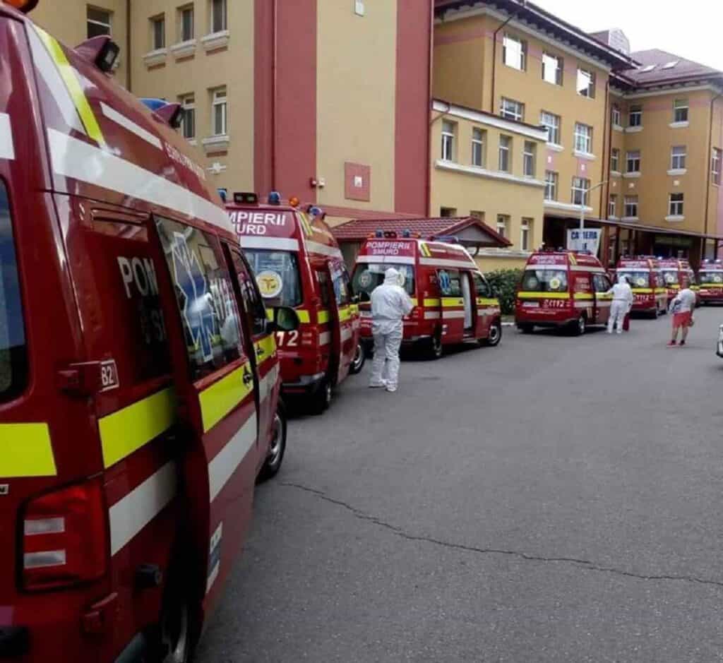 Spitalul Matei Balș, București - Curtea, plină de ambulanțe care au adus bolnavi de Covid-19
