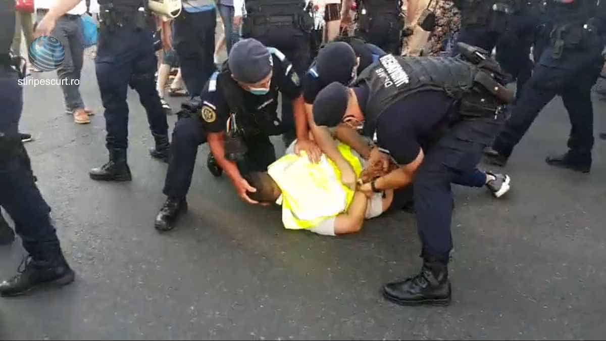 Un nou protest în Piața Victoriei - VIDEO. Scandal cu jandarmi. S-au făcut arestări