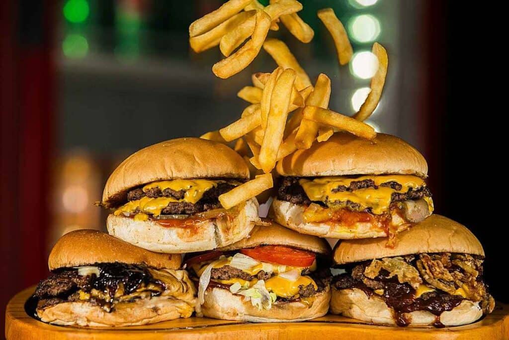 O substanță nocivă eliminată prin lege din alimentele din România. Lovitură pentru fast-food-uri