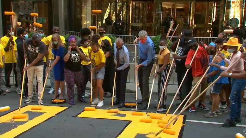 Trump Tower - marcat cu sloganul "Black Lives Matter"