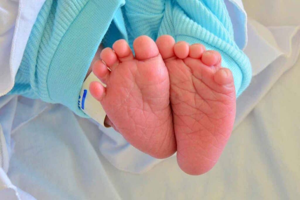 Bebeluş de 24 de zile, vindecat de COVID-19, în Arad