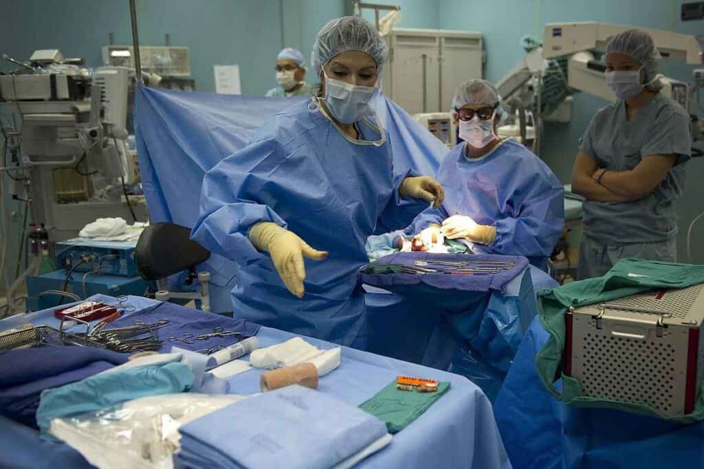 Guvernul pregătește o OUG pentru angajarea a sute de medici