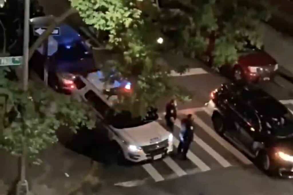 Poliţist newyorkez, suspendat fără plată după ce spune ”Trump 2020” la microfonul maşinii de patrulare în Brooklyn
