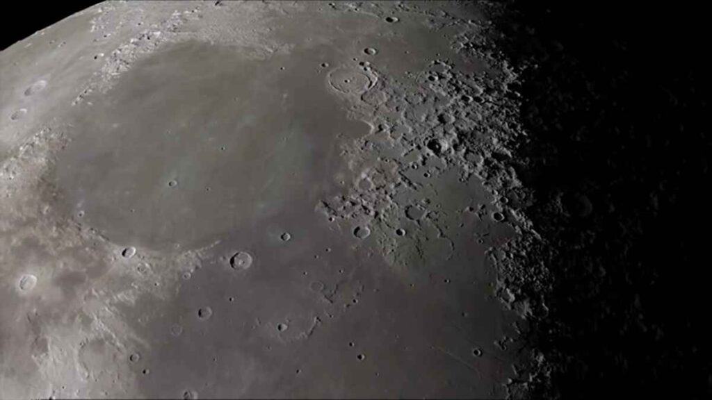 NASA anunță identificarea fără echivoc a apei pe Lună