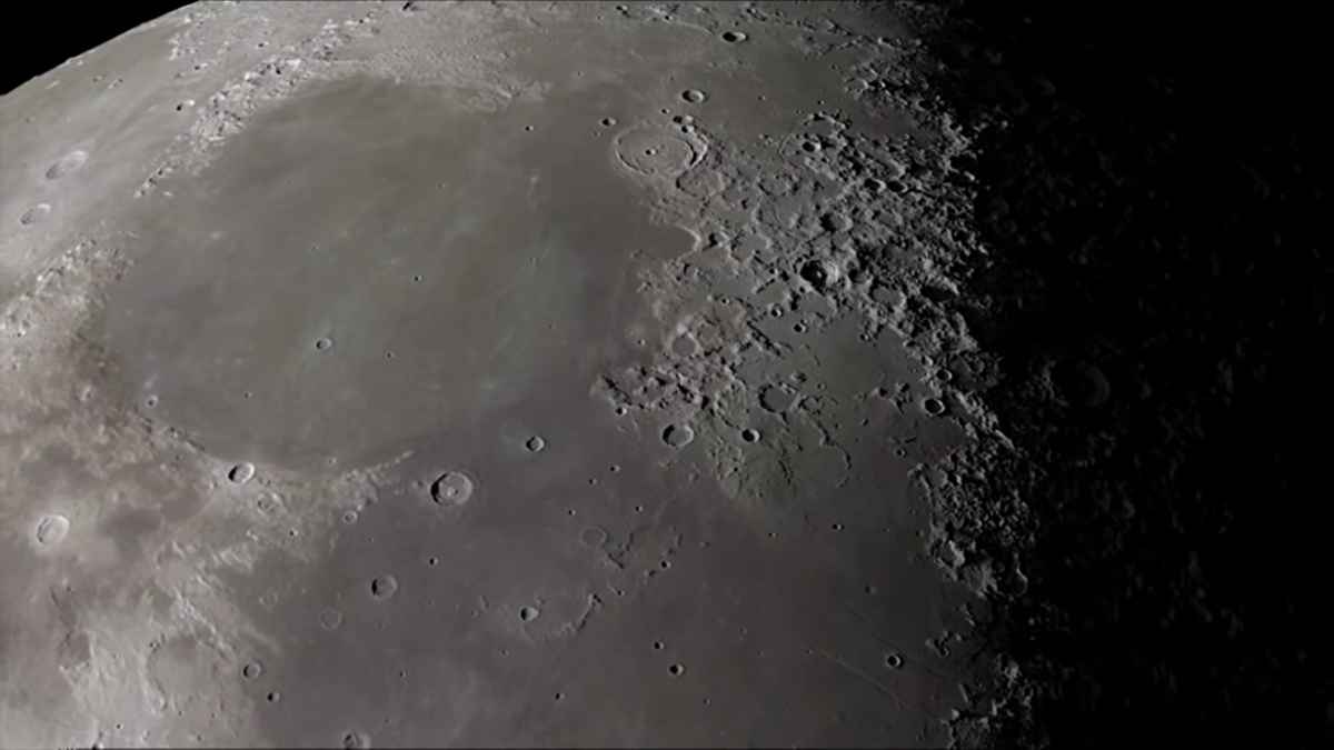 NASA anunță identificarea fără echivoc a apei pe Lună