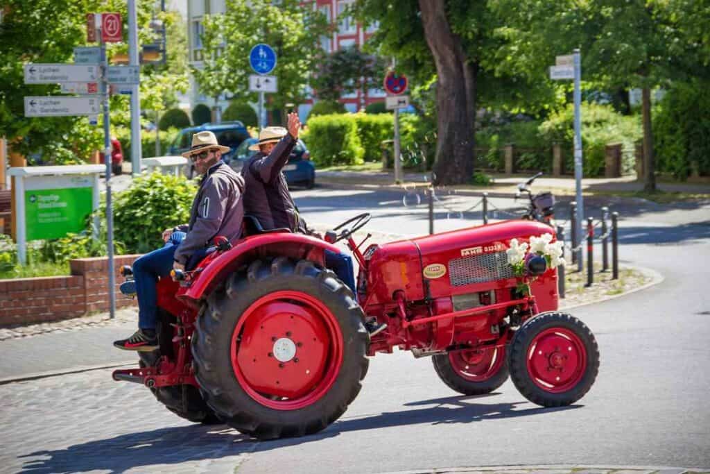 Lege: Vehiculele rutiere lente vor putea fi înregistrate la RAR #stiripescurt