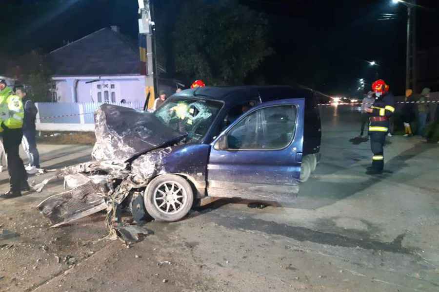 Cinci persoane rănite, printre care un copil de 10 ani, în urma unui accient produs în Iveşti. foto: ISU Vaslui
