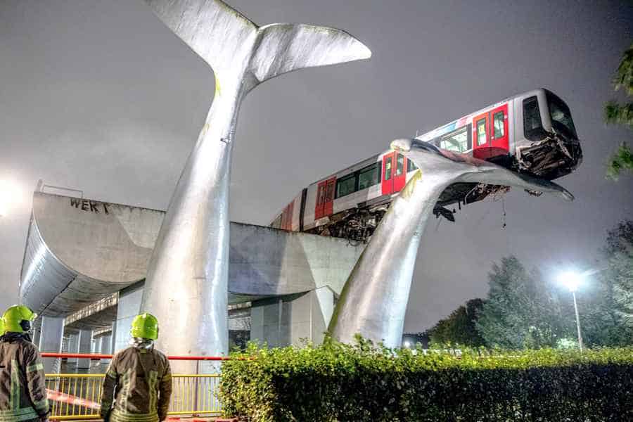 O garnitură de metrou a reușit performanța să se așeze pe o coadă de balenă, o sculptură care a salvat-o de la prăbușire.