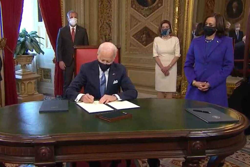 Joe Biden a propus o reformă a legii imigraţiei şi a semnat într-o zi mai multe ordine executive decât Obama sau Trump în două săptămâni