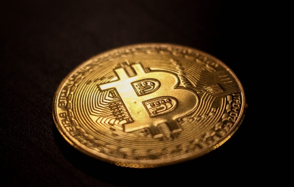 Prăbușire pe piața criptomonedelor: În 24 de ore, valuta digitală a pierdut 170 de miliarde de dolari