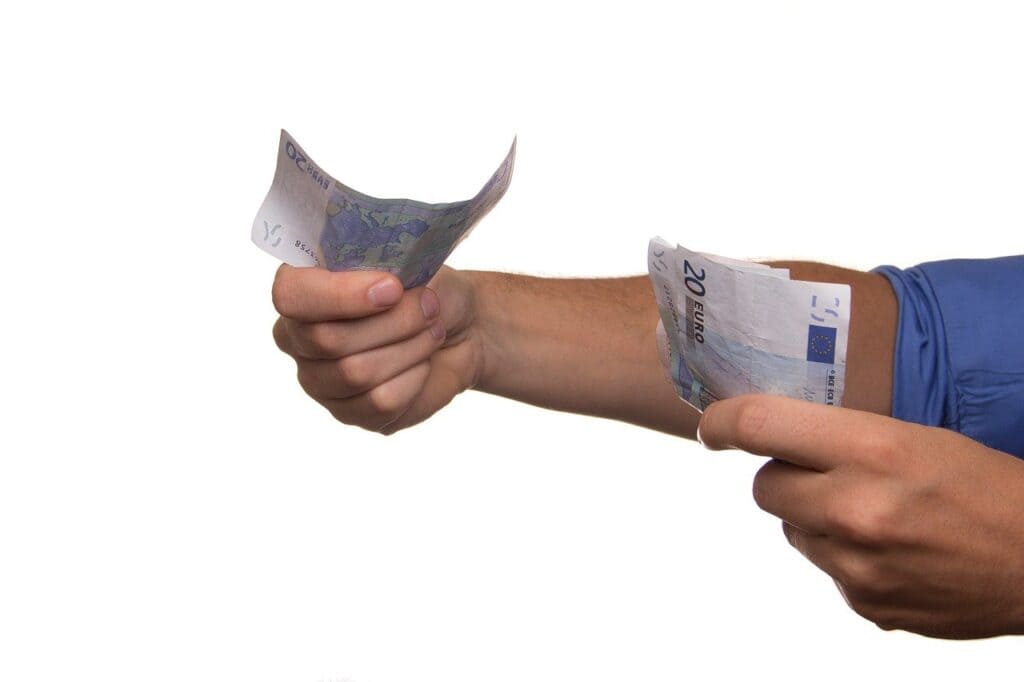 Guvernul continuă seria împrumuturilor: A mai luat peste 1,5 miliarde de lei, de la bănci, după ce, la începutul săptămânii, luase aproape 900 de milioane de lei