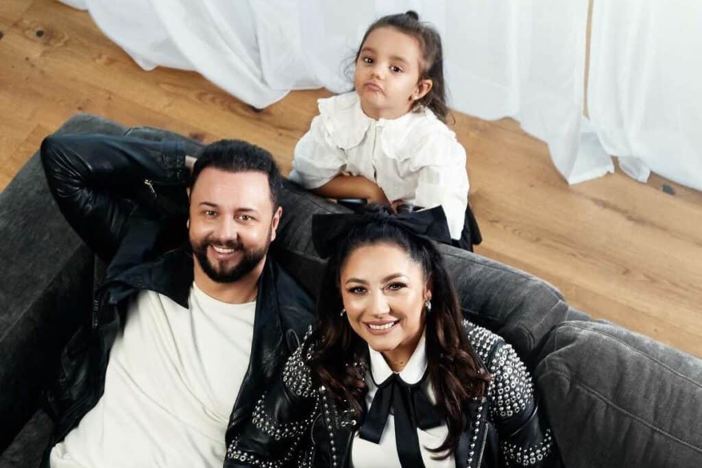 Familia Măruță confirmată cu Covid. Andra, Cătălin și fetița lor, în izolare
