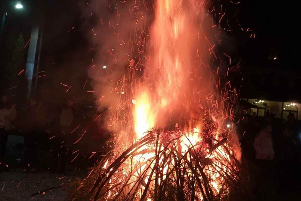 Încep sărbătorile pe rit vechi, iar sârbii din Banat au aprins stejarul