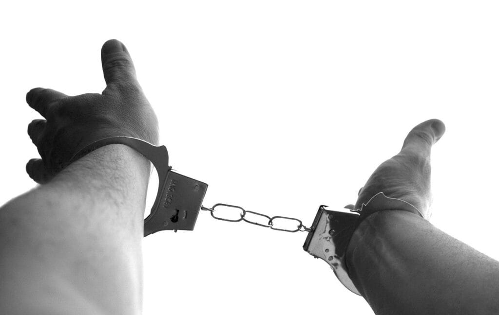 Ieșean reţinut de DIICOT, după ce a ridicat un colet cu… materia primă pentru… 93000 de doze de drog