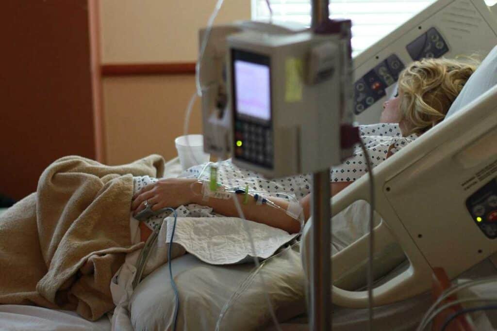 1.100 de români sunt în stare gravă, la terapie intensivă, infectați cu COVID