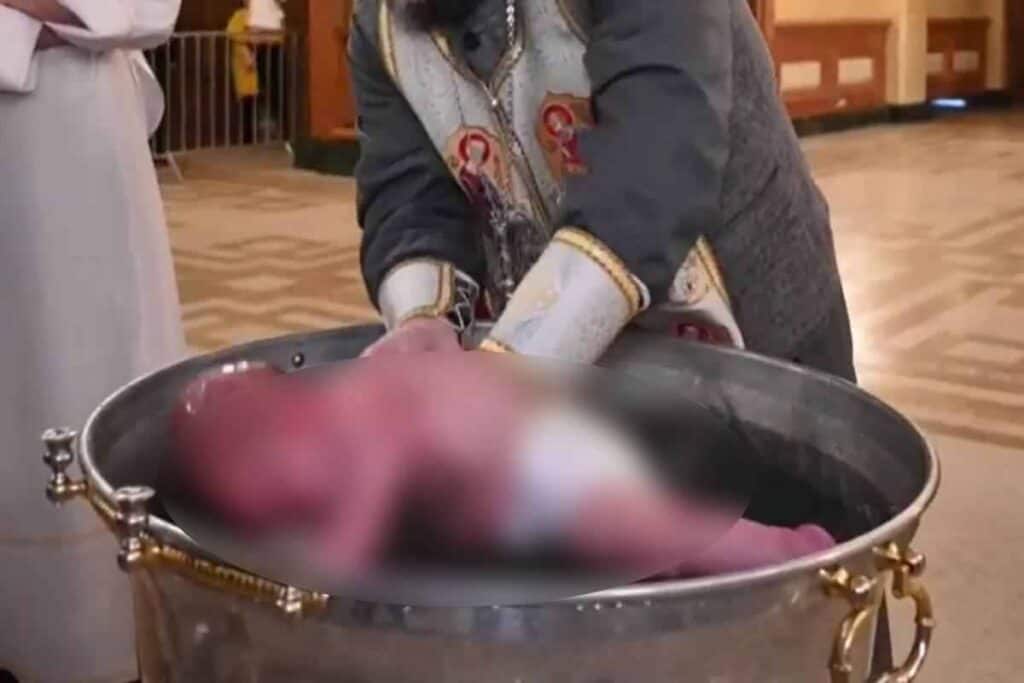 Preotul care a botezat bebelușul ce a decedat, la Suceava, suspendat de la slujire pe durata anchetei