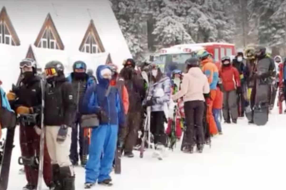 Mii de turişti au luat cu asalt stațiunile de pe Valea Prahovei. La transportul pe cablu, cozi interminabile