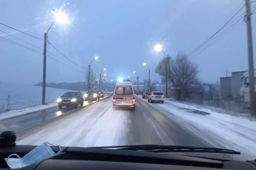 Tragedie: Copil mort în ambulanță, în drum spre spital. Părinții acuză faptul că Salvarea nu avea medic