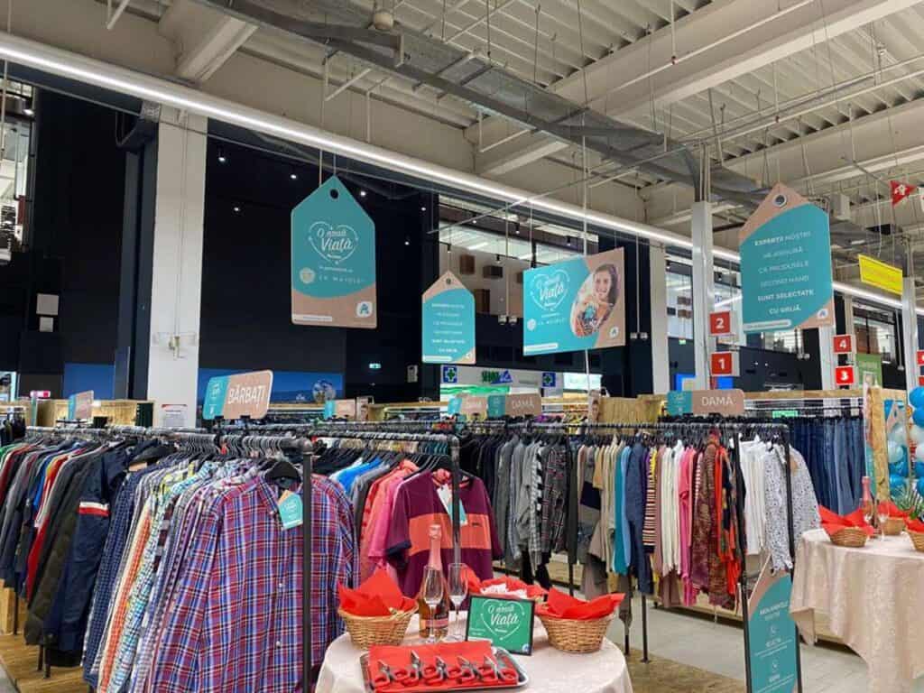 Auchan a început să vândă haine second-hand ”O viață nouă hainelor” într-un proiect inedit