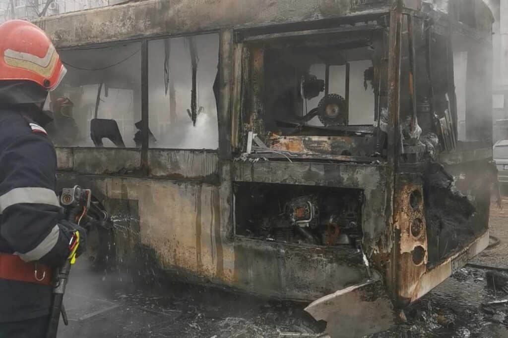 Un autobuz din Galați a luat foc în trafic