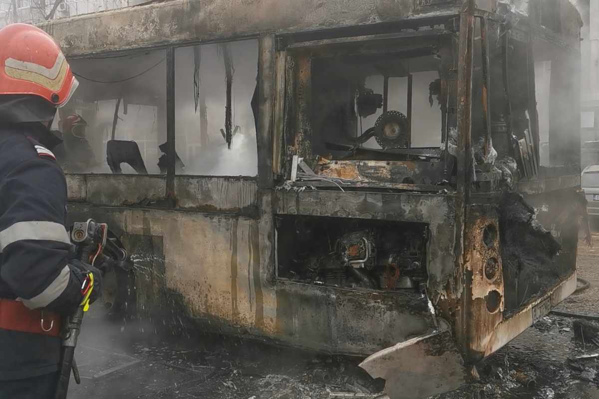 Un autobuz din Galați a luat foc în trafic
