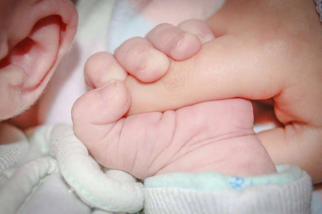 O adolescentă de 14 ani din Buzău a născut, fără să știe că e însărcinată