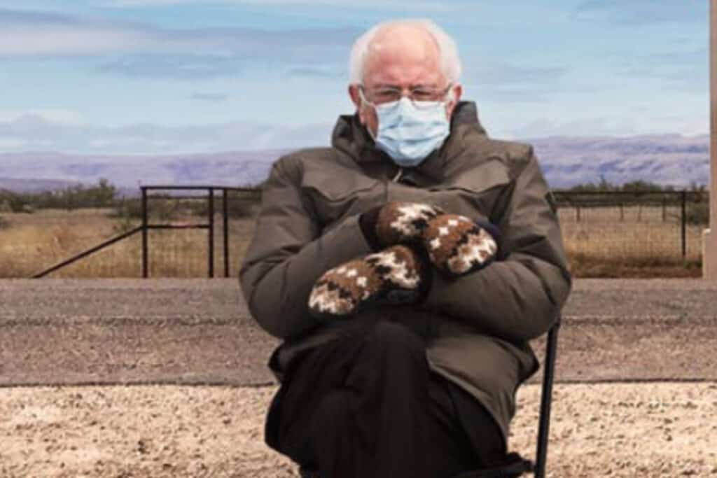 Faimoasele mănuşi tricotate purtate de Bernie Sanders, în ziua învestirii președintelui Joe Biden, vor intra în producția de serie