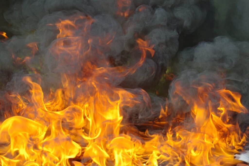 Incendiu în Neamț: Un bărbat a fost găsit carbonizat în casă