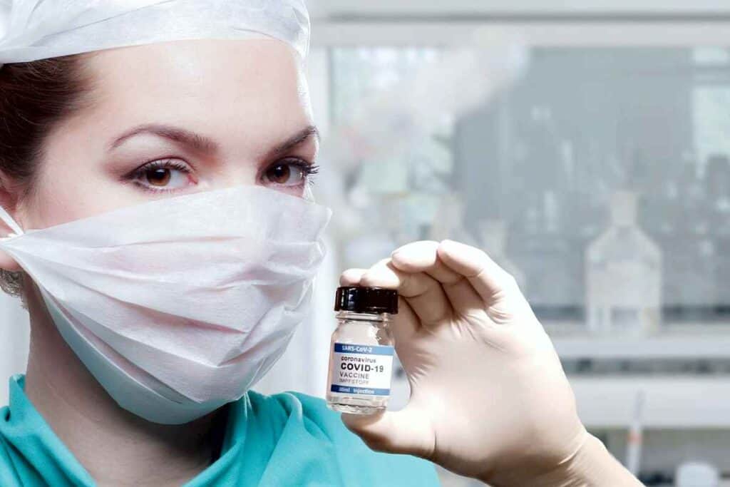 Când apar anticorpii după vaccinare? Studiu MedLife post-vaccinare