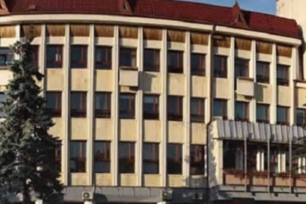 Alertă cu bombă la o bancă din Bistrița. Sediul este comun cu Prefectura și Consiliul Județean