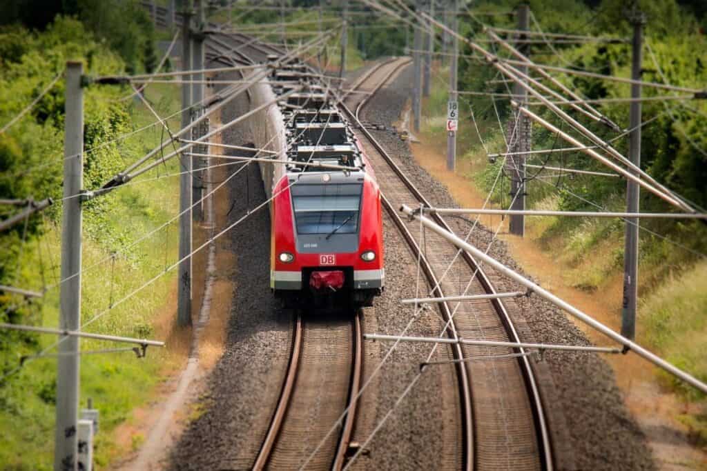 În scandalul gratuității biletelor de tren, Drulă aruncă pisica în curtea lui Cîmpeanu