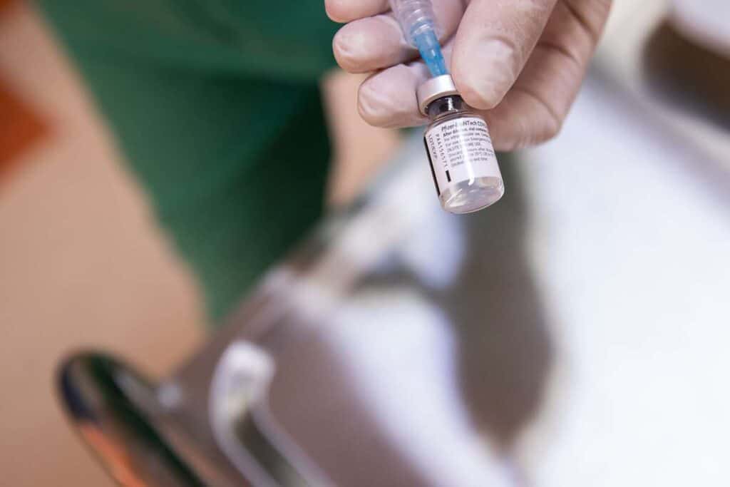 Câți români au făcut Covid-19 după vaccinare