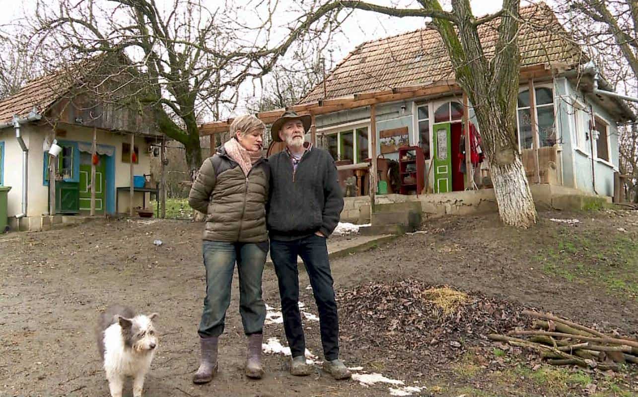 Aveau bani, carieră și sute de prieteni! Ce i-a determinat pe doi olandezi să se mute-n România, la casă cu toaletă-n curte!?