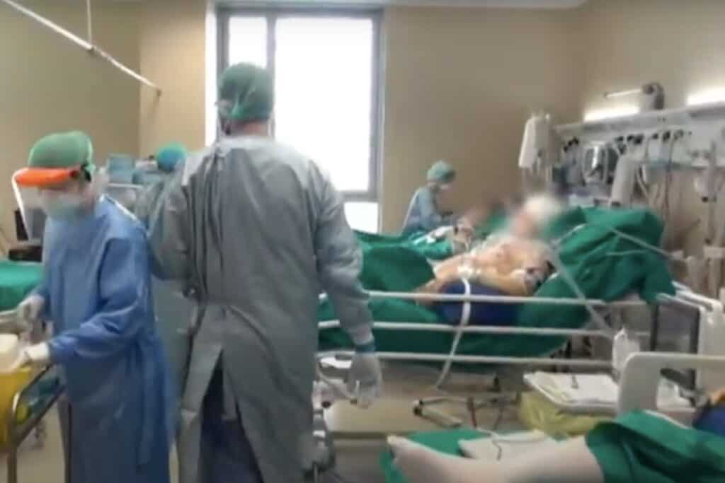 Peste 6.000 de cazuri noi de COVID și 137 de decese, în ultimele 24 de ore