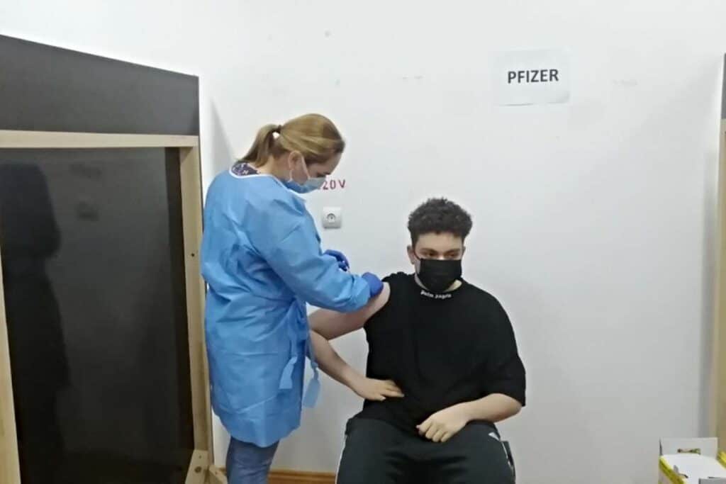 Cel mai tânăr român vaccinat anti-Covid: Vreau să pot ieşi mai relaxat pe stradă şi oriunde vreau