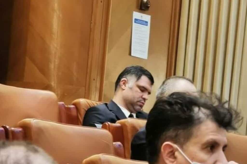 După ce luni a făcut circ în Parlament, deputatul PSD Daniel Ghiță a venit marți în plen să…doarmă