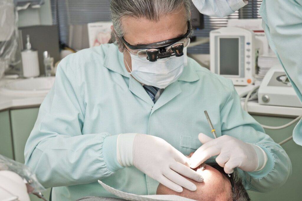 Dentiști, falși, din Bucureşti, cercetaţi de poliţişti. Aceștia își desfășurau activitatea din 2017
