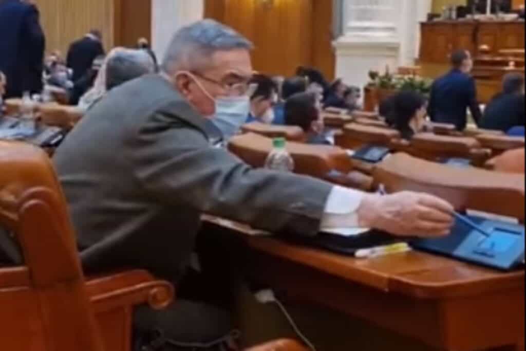 Deputat AUR, prins în timp ce vota cu amândouă mâinile
