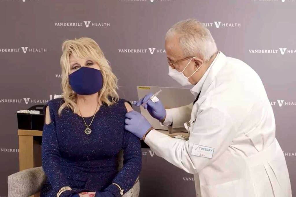 Dolly Parton s-a vaccinat. A marcat momentul cu versiunea ”Vaccine” după celebrul său hit ”Jolene” - VIDEO