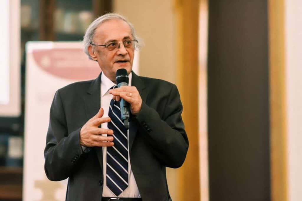 Dr. Vasile Astărăstoae: Două surprize pentru detractorii doamnei doctor Flavia Groșan. foto: FB