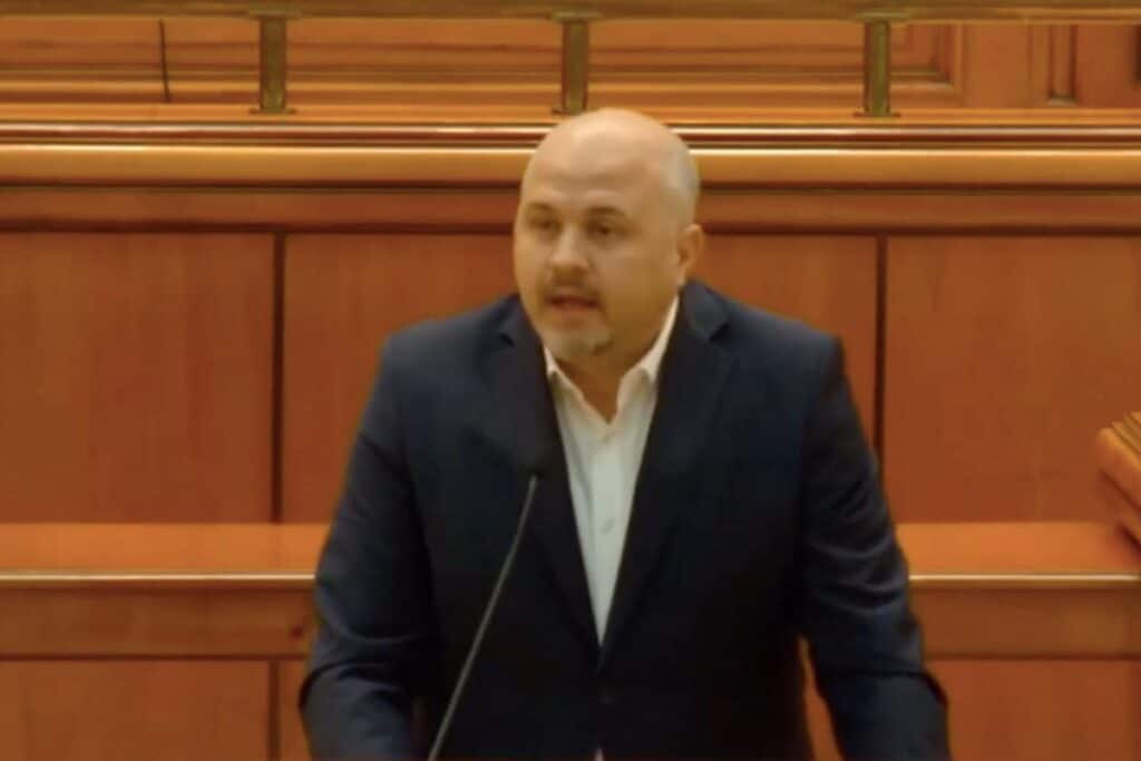 Deputatul Emanuel Ungureanu, vaccinat cu AstraZeneca: “Să nu ne panicăm!”