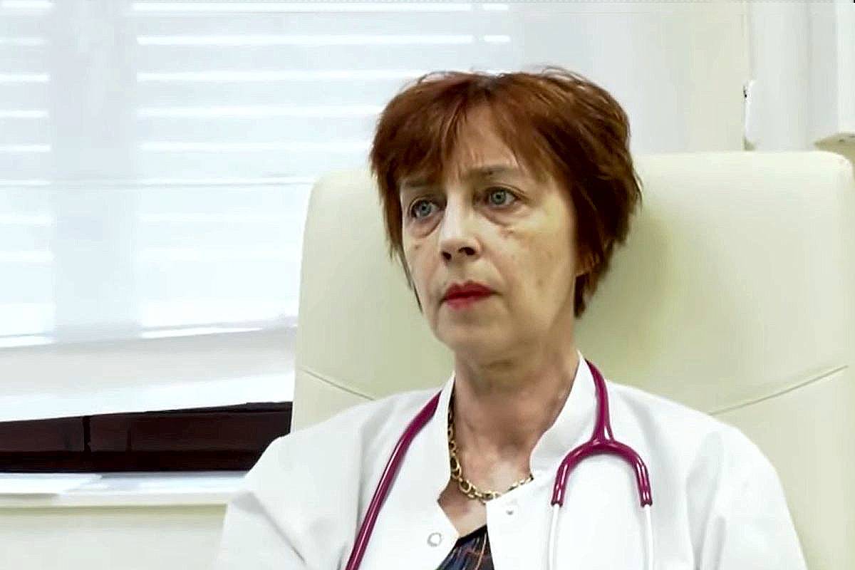Medicul femeie cu stetoscop în clinică, expert în sănătate și medicină.
