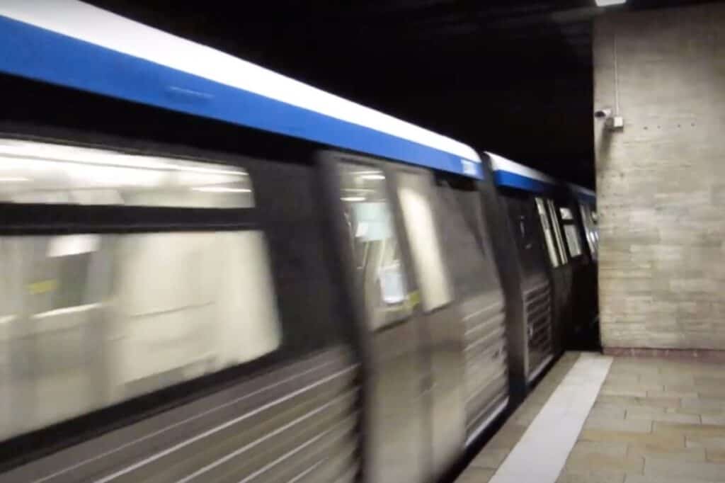 Trenurile de metrou și-au reluat circulația de vineri seară