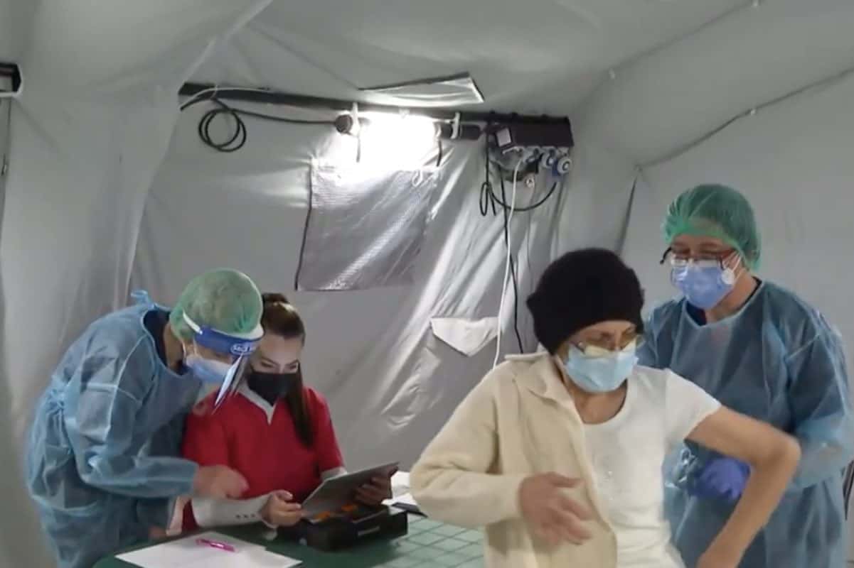 AstraZeneca anunţă că, potrivit un studiu clinic, are o eficienţă de 79% şi nu creşte riscul formării unor cheaguri de sânge