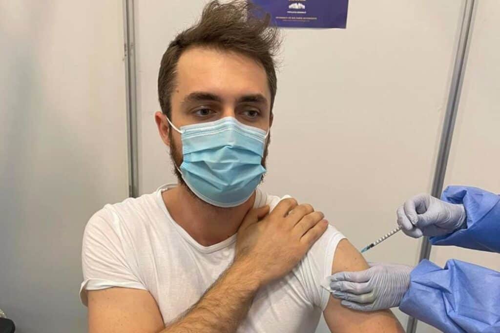Tânărul vaccinat anti-COVID cu Pfizer și Moderna anunţă că în Registrul de Vaccinare apare ca… neimunizat și afirmă că telefonul de la medicul Gheorghiță a fost doar acțiune de PR