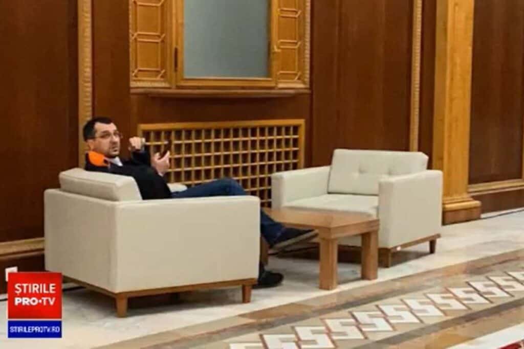 Vlad Voiculescu, ministrul Sănătăţii, afirmă, fotografiat fără mască în Parlament. foto: captura video Pro TV