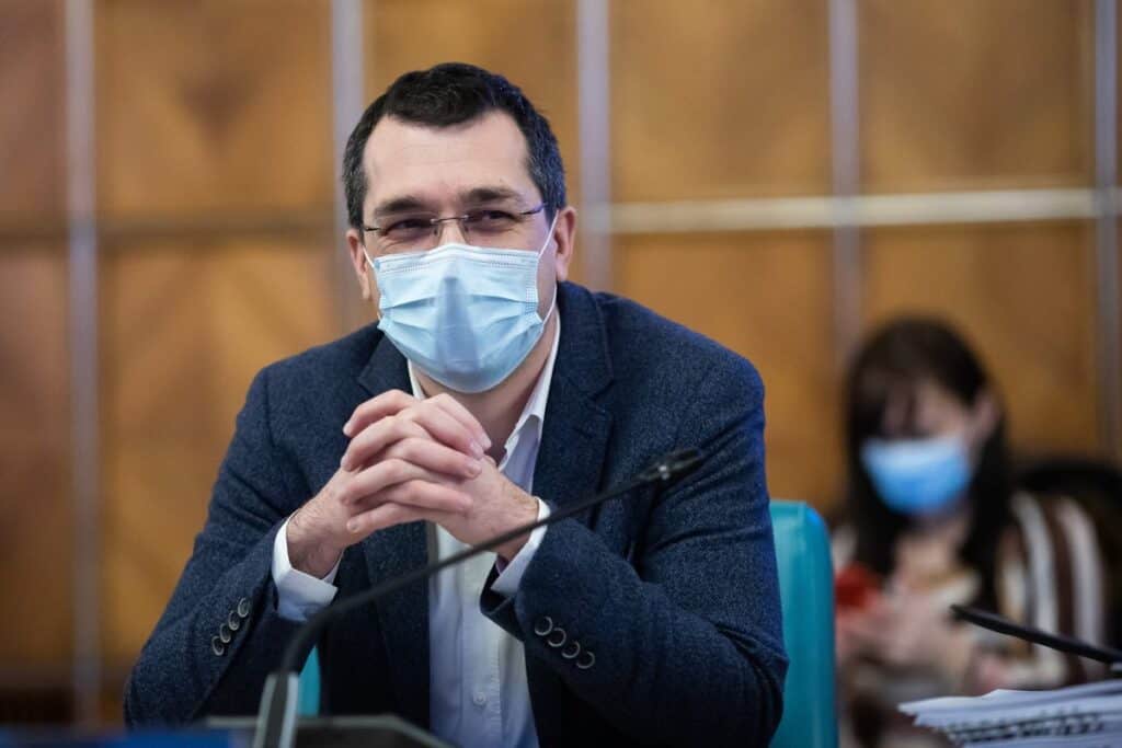 Voiculescu îl laudă pe Ciucă pentru că a deschis publicului toate centrele de vaccinare ale MAPN